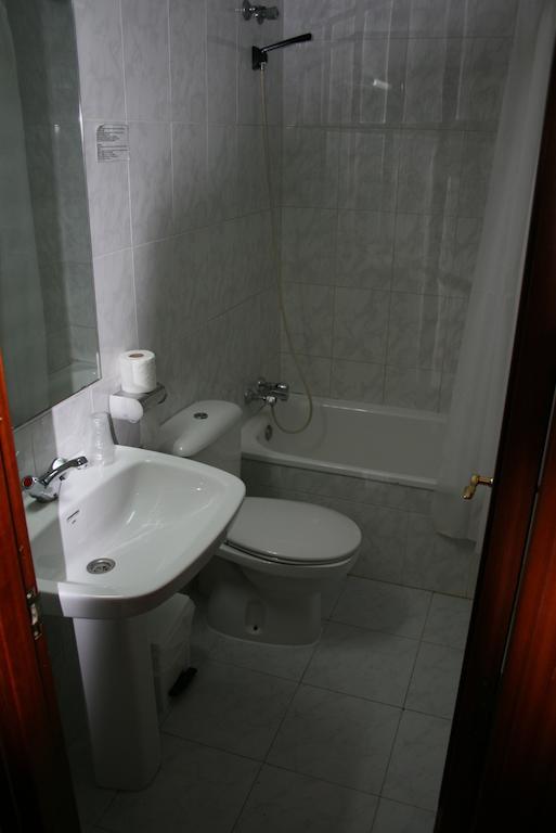 Hostal Puente De Piedra Zaragoza Room photo