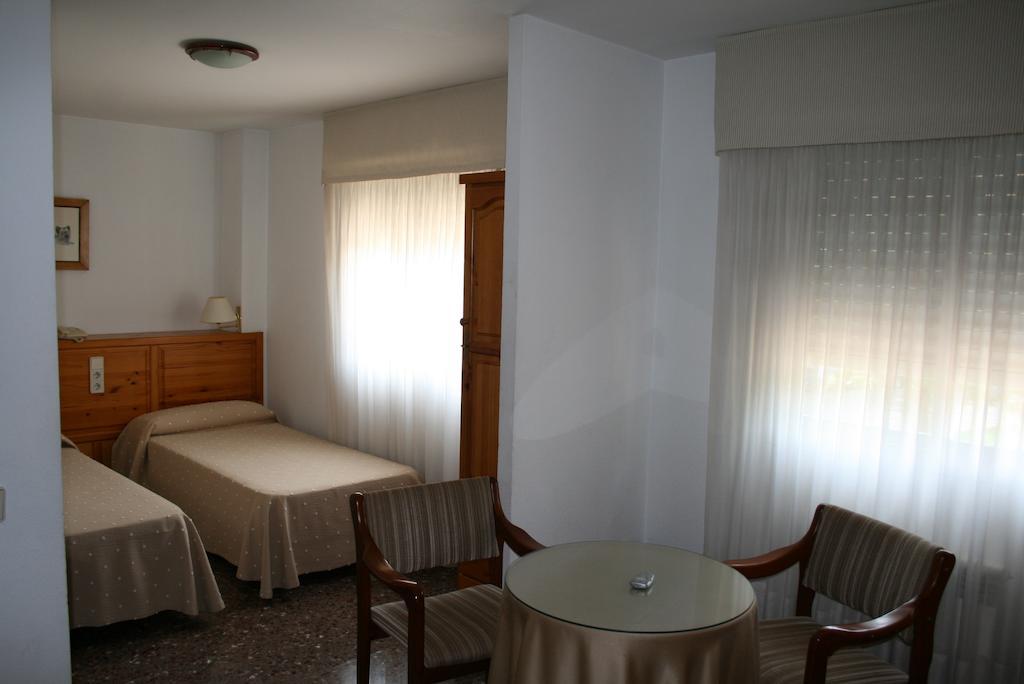 Hostal Puente De Piedra Zaragoza Room photo